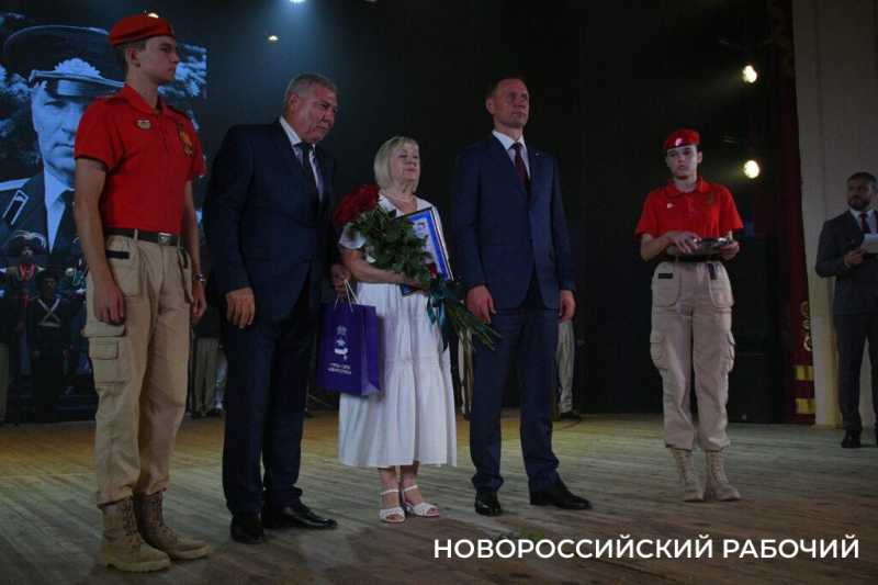 Командиру военно-морской базы Виктору Кочемазову на вручении звания Почетного гражданина Новороссийска аплодировали стоя