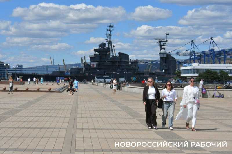 Лето на паузе. В Новороссийске «бархатный сезон» капризничает