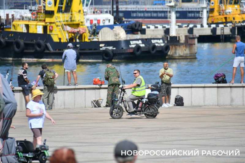Лето на паузе. В Новороссийске «бархатный сезон» капризничает
