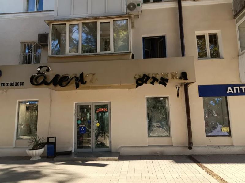 «Нас спасли сосны». На центральной улице Новороссийска наводят порядок после атаки