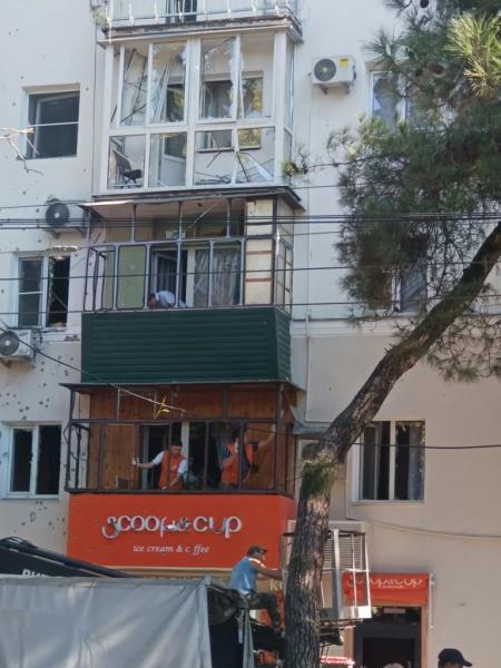 «Нас спасли сосны». На центральной улице Новороссийска наводят порядок после атаки