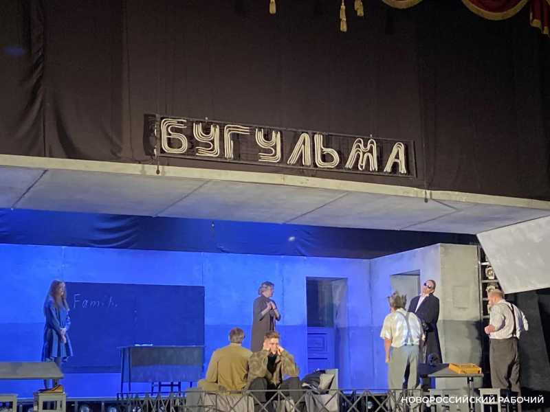 Новороссийцам показали спектакль о буднях и любви провинциальной учительницы