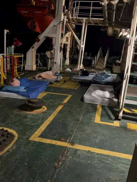 Новороссийские моряки стали заложниками на брошенном танкере в Индийском океане