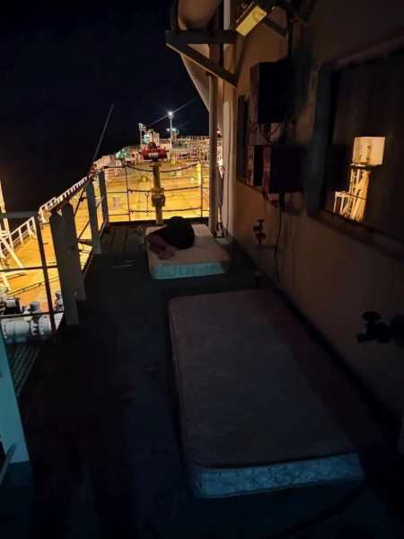 Новороссийские моряки стали заложниками на брошенном танкере в Индийском океане