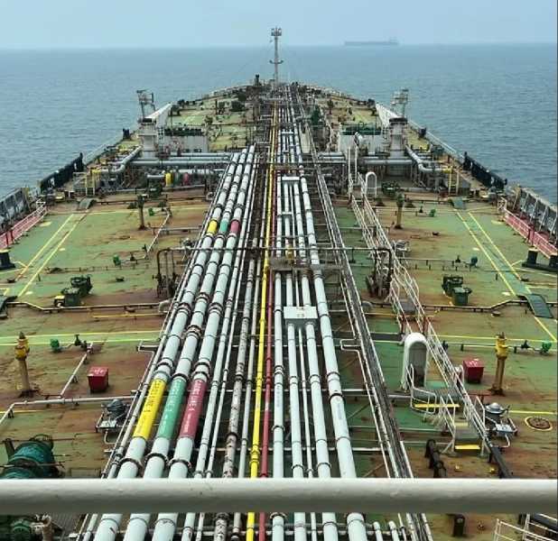 Новороссийские моряки стали заложниками на брошенном танкере в Индийском океане