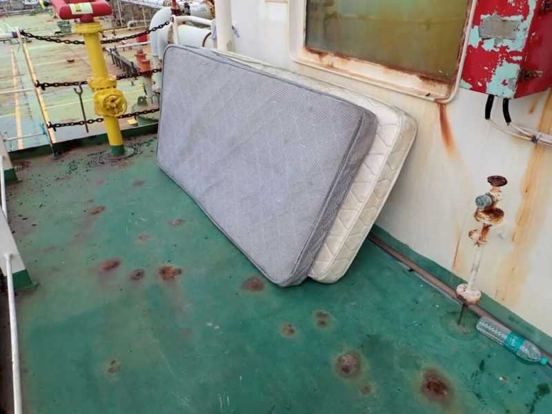 Новороссийские моряки стали заложниками на брошенном танкере в Индийском океане