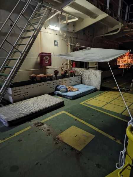 Новороссийские моряки стали заложниками на брошенном танкере в Индийском океане