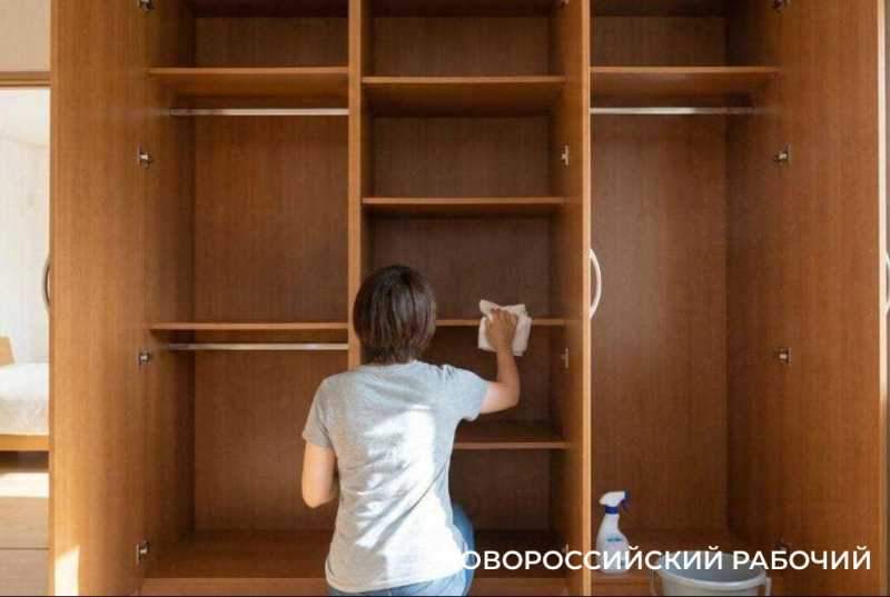 Почему вещи в шкафу пахнут несвежестью, хотя их стирают: неожиданные причины и способы избавиться от запаха