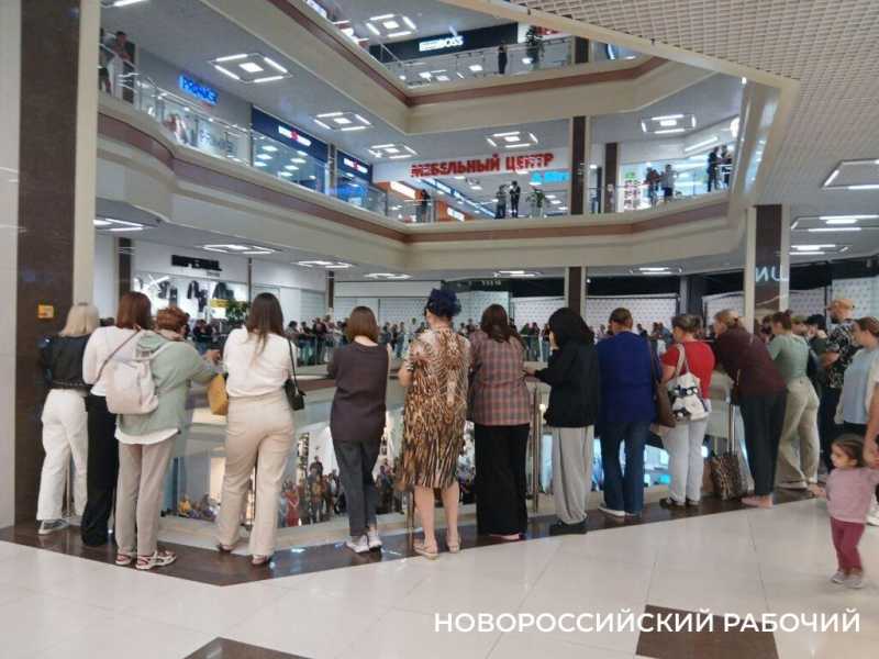 Покупатели стали зрителями: в ТЦ Новороссийска звучала классическая музыка