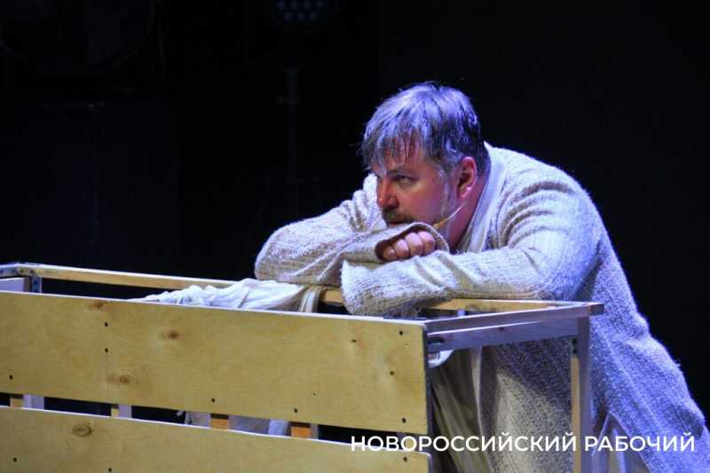 &laquo;Полная миска &mdash; еще не полная жизнь&raquo;. На фестивале в Новороссийске спектакль про собаку вызвал у зрителей сильные эмоции