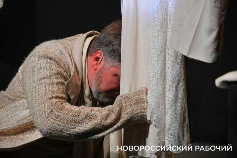 &laquo;Полная миска &mdash; еще не полная жизнь&raquo;. На фестивале в Новороссийске спектакль про собаку вызвал у зрителей сильные эмоции
