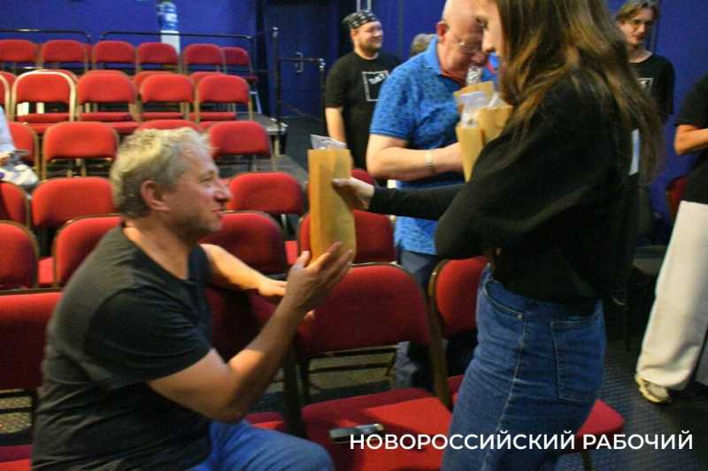 &laquo;Полная миска &mdash; еще не полная жизнь&raquo;. На фестивале в Новороссийске спектакль про собаку вызвал у зрителей сильные эмоции