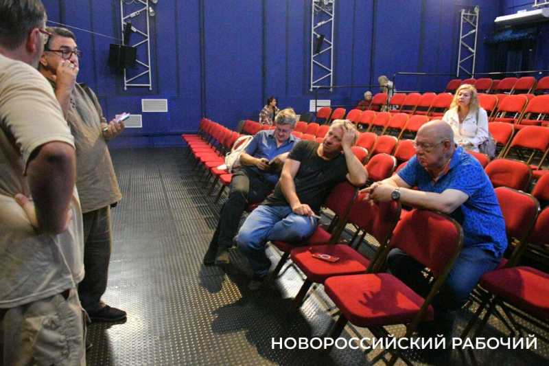 &laquo;Полная миска &mdash; еще не полная жизнь&raquo;. На фестивале в Новороссийске спектакль про собаку вызвал у зрителей сильные эмоции