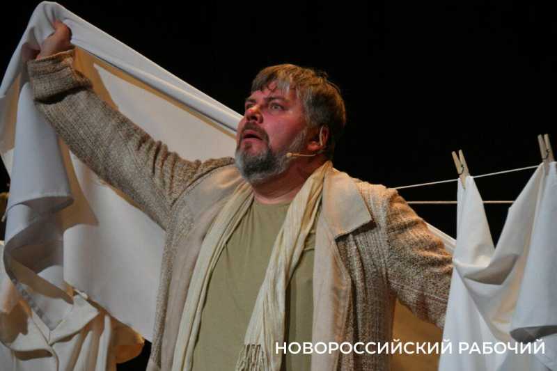 &laquo;Полная миска &mdash; еще не полная жизнь&raquo;. На фестивале в Новороссийске спектакль про собаку вызвал у зрителей сильные эмоции