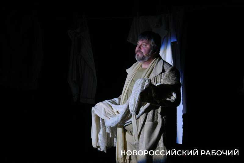 &laquo;Полная миска &mdash; еще не полная жизнь&raquo;. На фестивале в Новороссийске спектакль про собаку вызвал у зрителей сильные эмоции