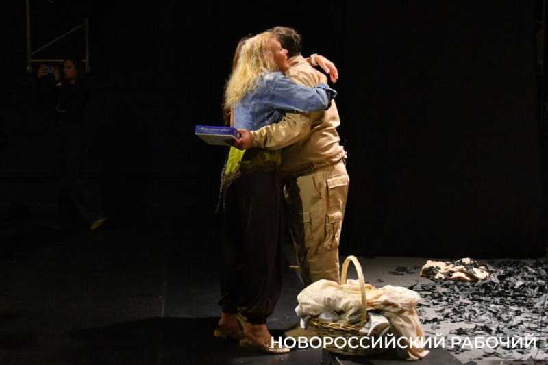 &laquo;Полная миска &mdash; еще не полная жизнь&raquo;. На фестивале в Новороссийске спектакль про собаку вызвал у зрителей сильные эмоции