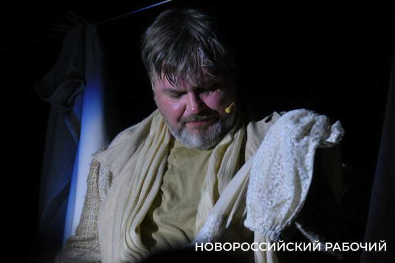 &laquo;Полная миска &mdash; еще не полная жизнь&raquo;. На фестивале в Новороссийске спектакль про собаку вызвал у зрителей сильные эмоции