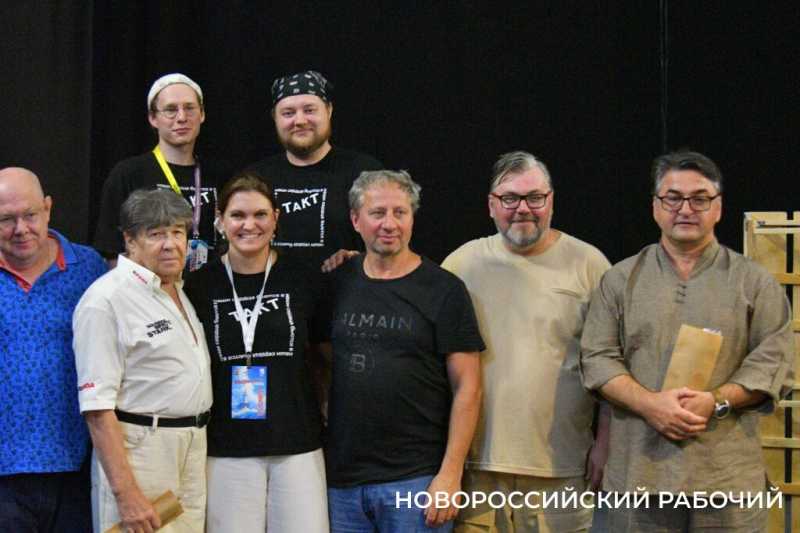 &laquo;Полная миска &mdash; еще не полная жизнь&raquo;. На фестивале в Новороссийске спектакль про собаку вызвал у зрителей сильные эмоции