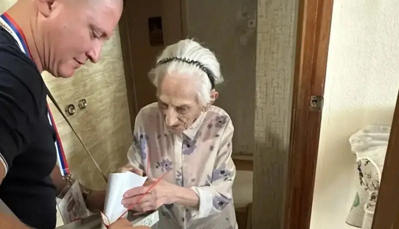 С активной гражданской позицией: 106-летняя жительница Новороссийска приняла участие в выборах депутатов Госдумы