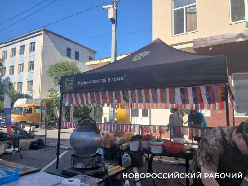 Сначала песня, потом уха! Шеф-повар устроил шоу на ярмарке в Новороссийске