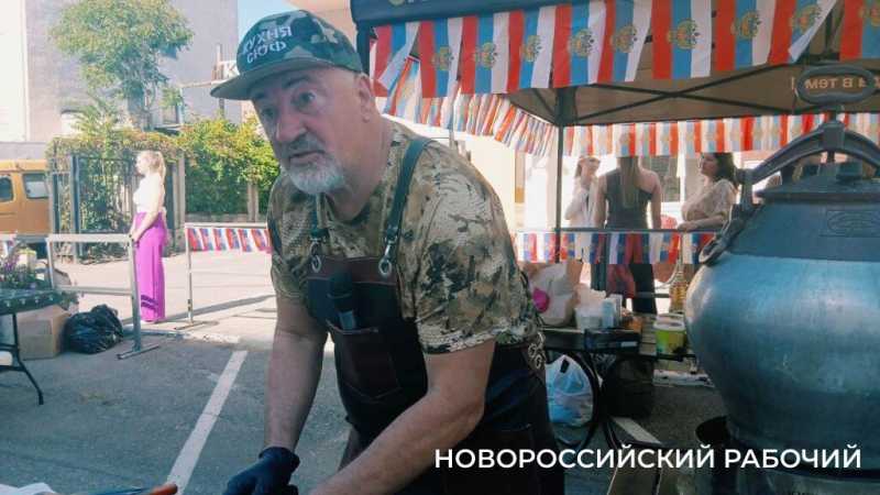Сначала песня, потом уха! Шеф-повар устроил шоу на ярмарке в Новороссийске