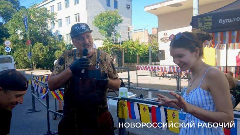 Сначала песня, потом уха! Шеф-повар устроил шоу на ярмарке в Новороссийске
