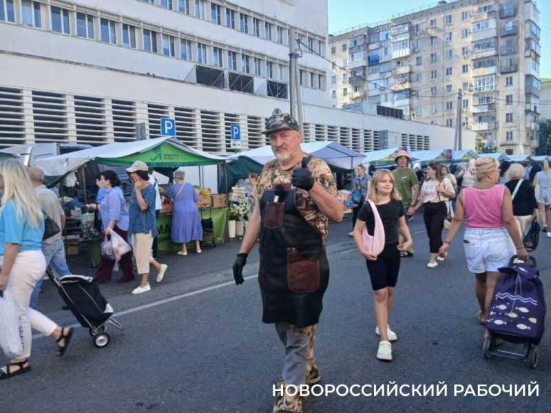 Сначала песня, потом уха! Шеф-повар устроил шоу на ярмарке в Новороссийске