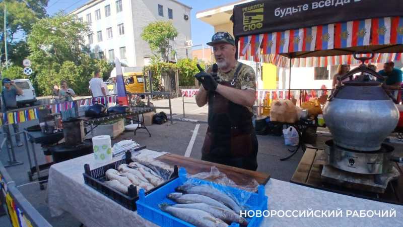 Сначала песня, потом уха! Шеф-повар устроил шоу на ярмарке в Новороссийске