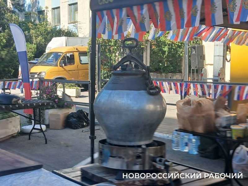 Сначала песня, потом уха! Шеф-повар устроил шоу на ярмарке в Новороссийске