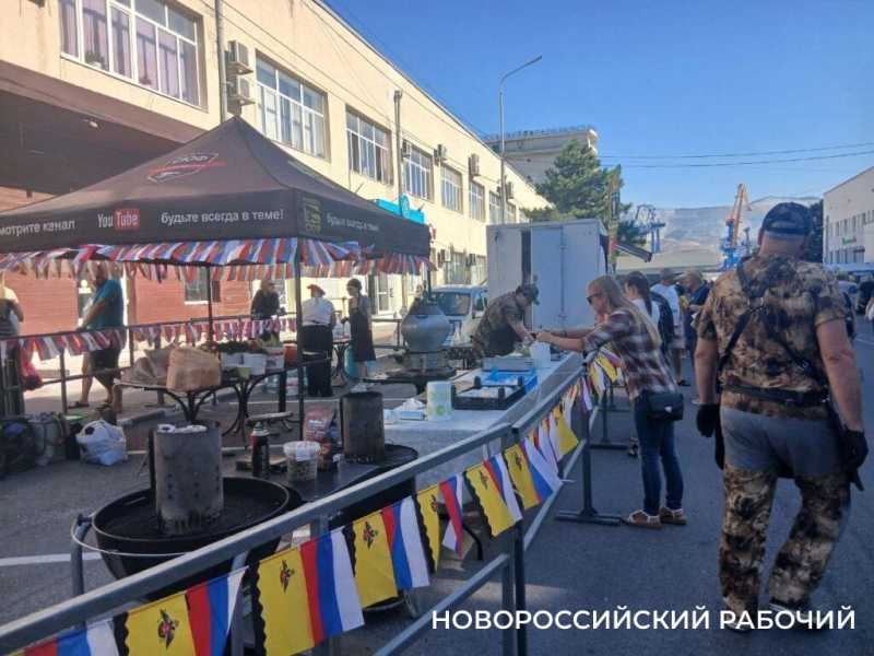 Сначала песня, потом уха! Шеф-повар устроил шоу на ярмарке в Новороссийске