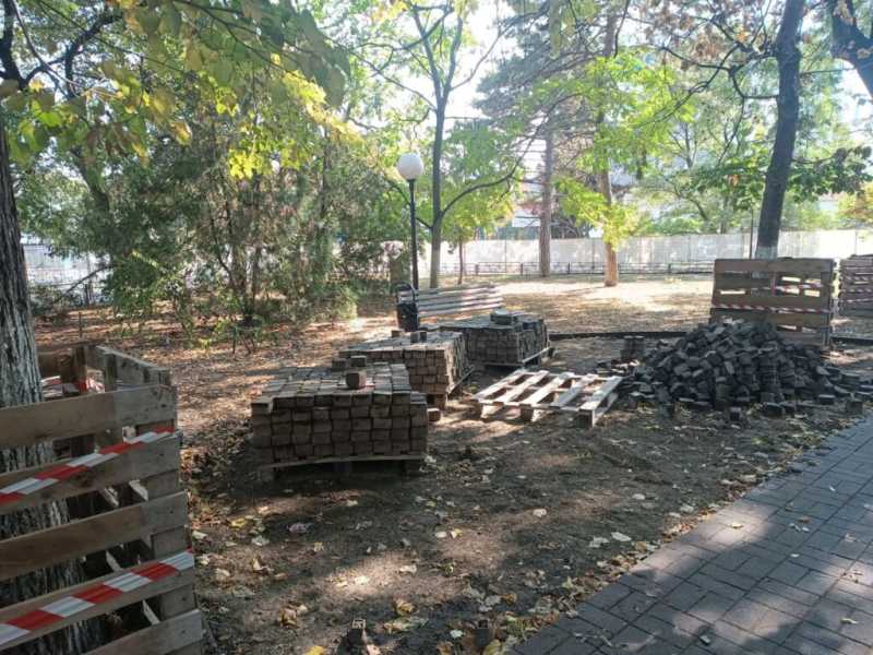 В центре Новороссийска меняют хорошую плитку на новую. В чем смысл?