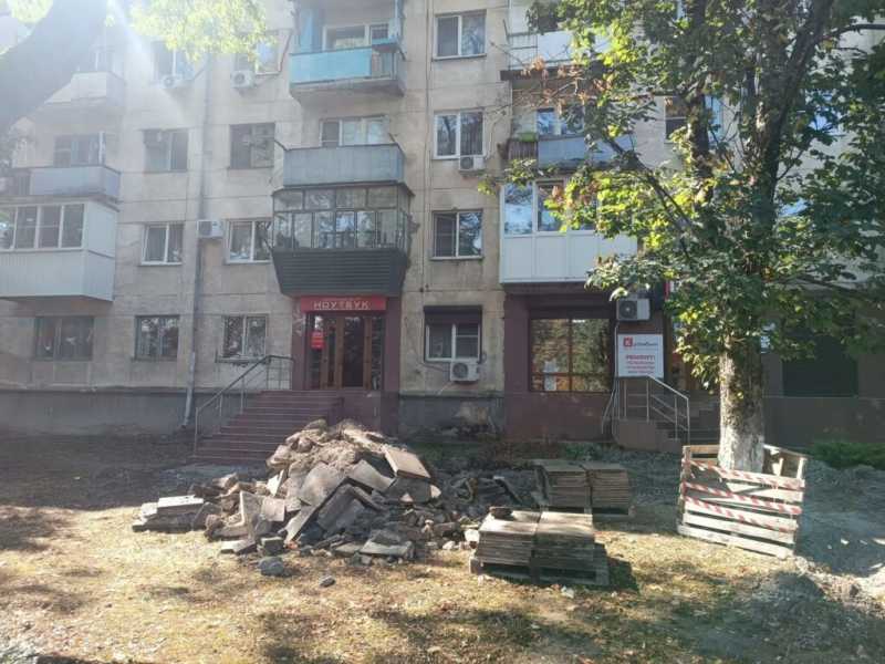 В центре Новороссийска меняют хорошую плитку на новую. В чем смысл?