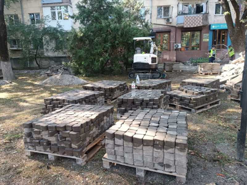 В центре Новороссийска меняют хорошую плитку на новую. В чем смысл?