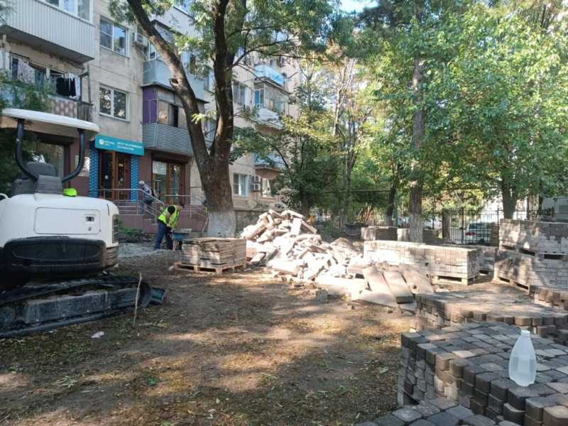 В центре Новороссийска меняют хорошую плитку на новую. В чем смысл?
