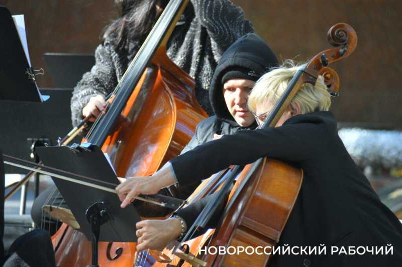В Новороссийске художники объединились, чтобы нарисовать музыку. Фоторепортаж «НР»