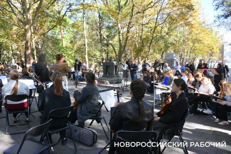 В Новороссийске художники объединились, чтобы нарисовать музыку. Фоторепортаж «НР»