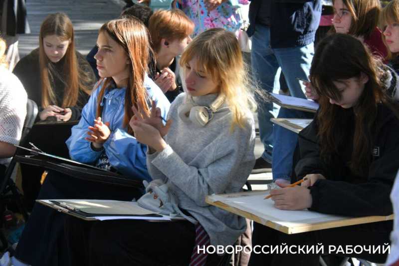 В Новороссийске художники объединились, чтобы нарисовать музыку. Фоторепортаж «НР»