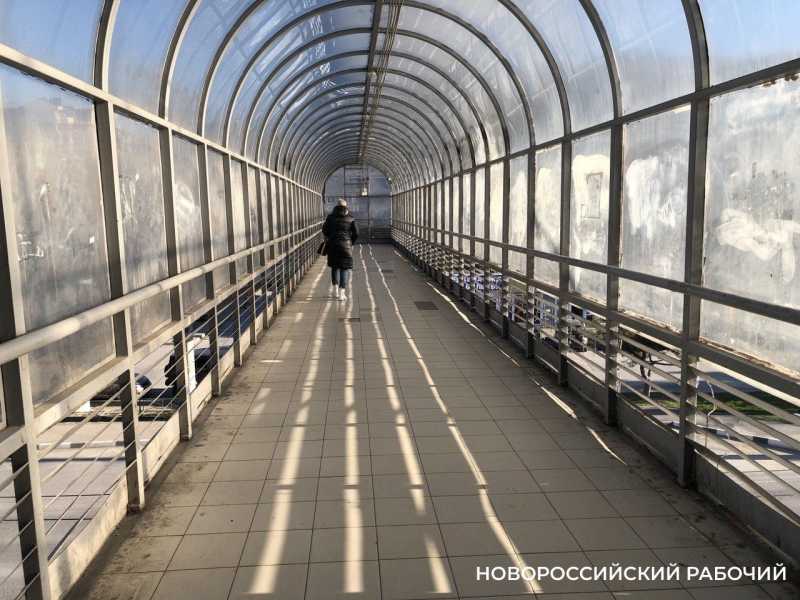 В Новороссийске на надземном переходе не работает лифт