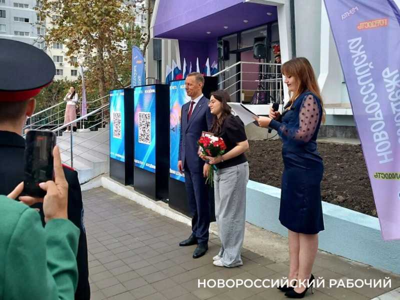 В Новороссийске открылась первая в городе молодежная Доска почета
