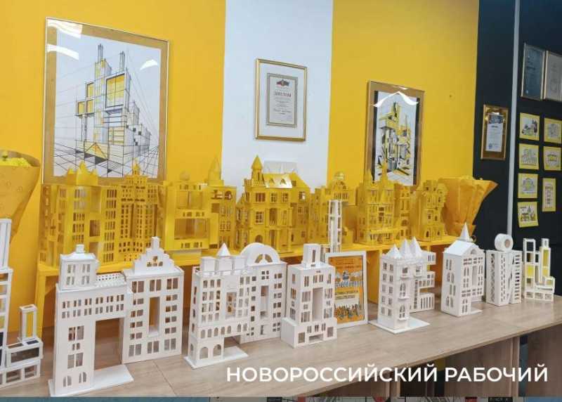 В Новороссийске открыли выставку детских работ о городе-герое будущего