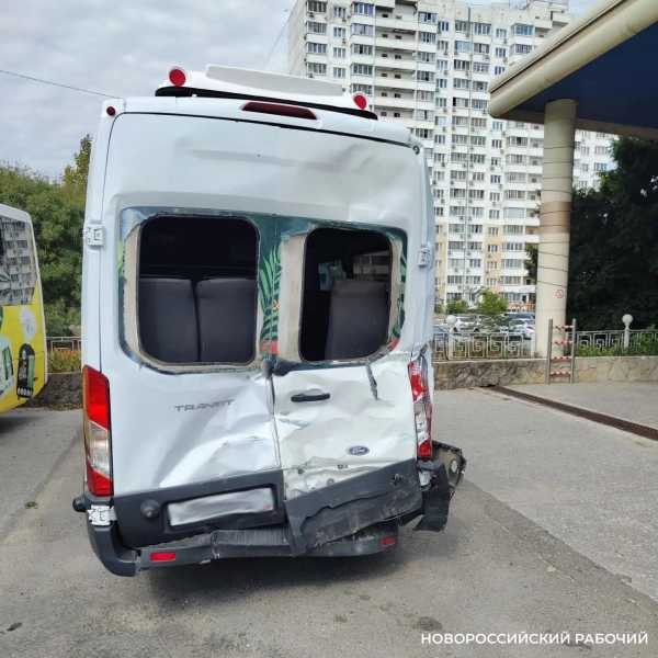 В Новороссийске утром столкнулись два маршрутных автобуса