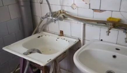 В Новороссийске в проблемной &laquo;общаге&raquo; начали ремонт с женской душевой