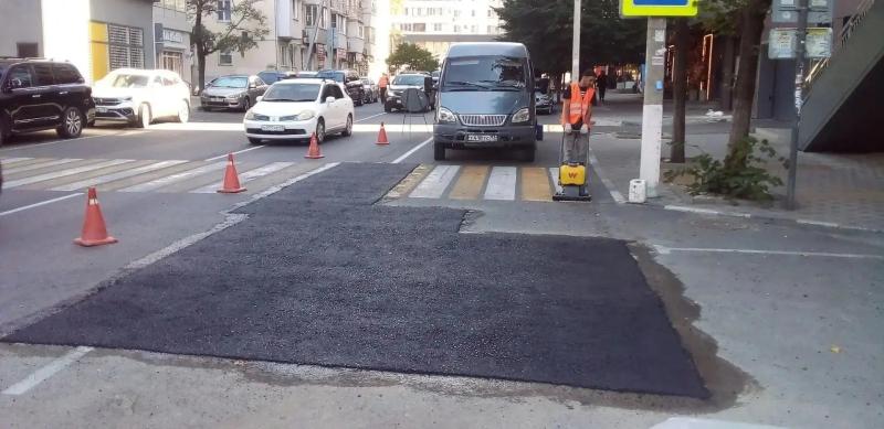 В Новороссийске восстанавливают асфальт после коммунальных разрытий