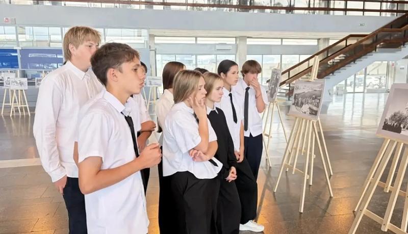 Встреча с историей: ПАО «НМТП» организовало для школьников экскурсию на выставку фоторабот Евгения Халдея