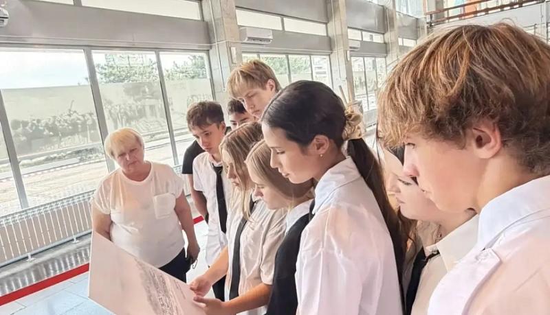 Встреча с историей: ПАО «НМТП» организовало для школьников экскурсию на выставку фоторабот Евгения Халдея