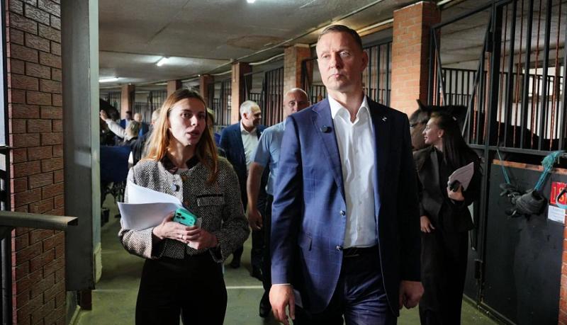 Андрей Кравченко в ходе рабочего объезда пообщался с инициативными жителями станицы Раевского и Натухаевского сельских округов