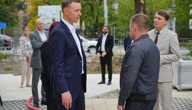 Андрей Кравченко во время объезда Центрального района проверил работы по обустройству двух скверов