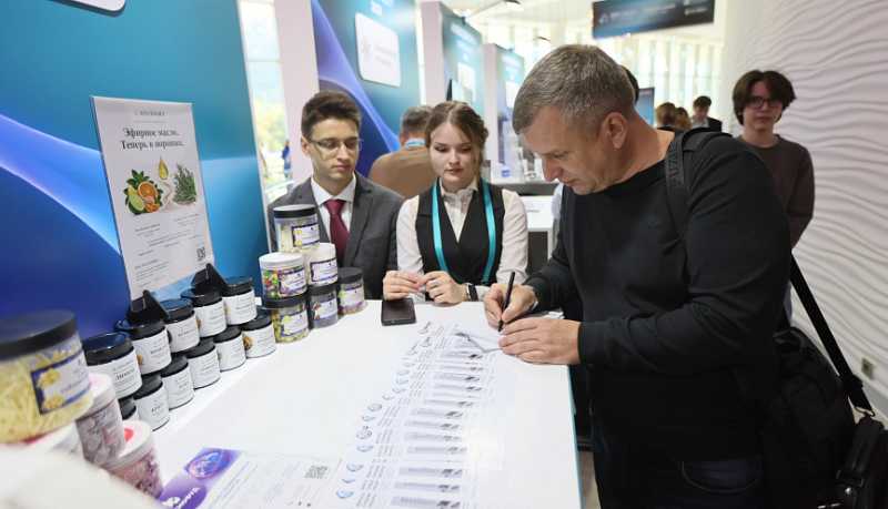 Денис Мантуров оценил разработки ученых Краснодарского края на выставочной экспозиции форума «Биопром»