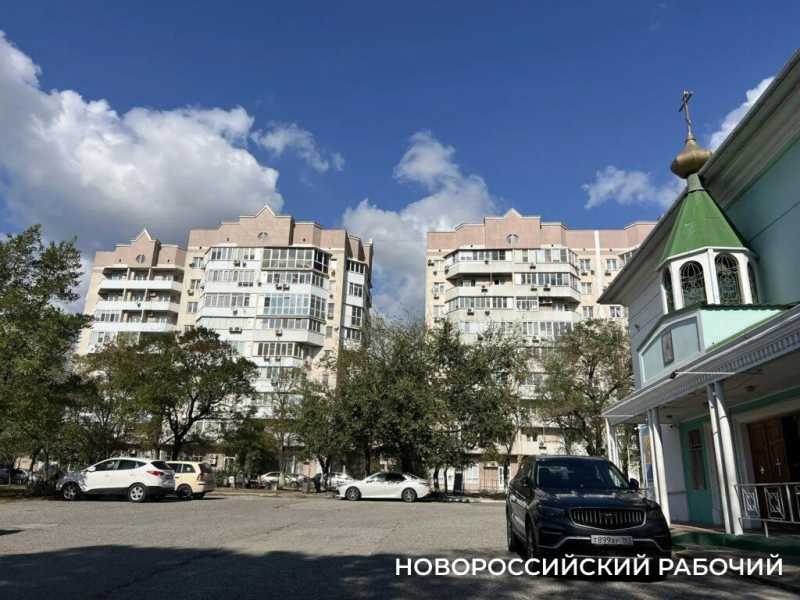 Для собачников в Новороссийске вокруг храма строят забор