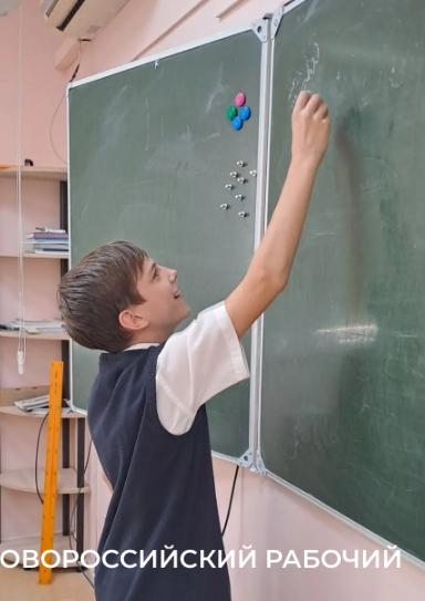 Фанаты математики &mdash; здесь! Выпускник школы Новороссийска теперь сам в ней преподает